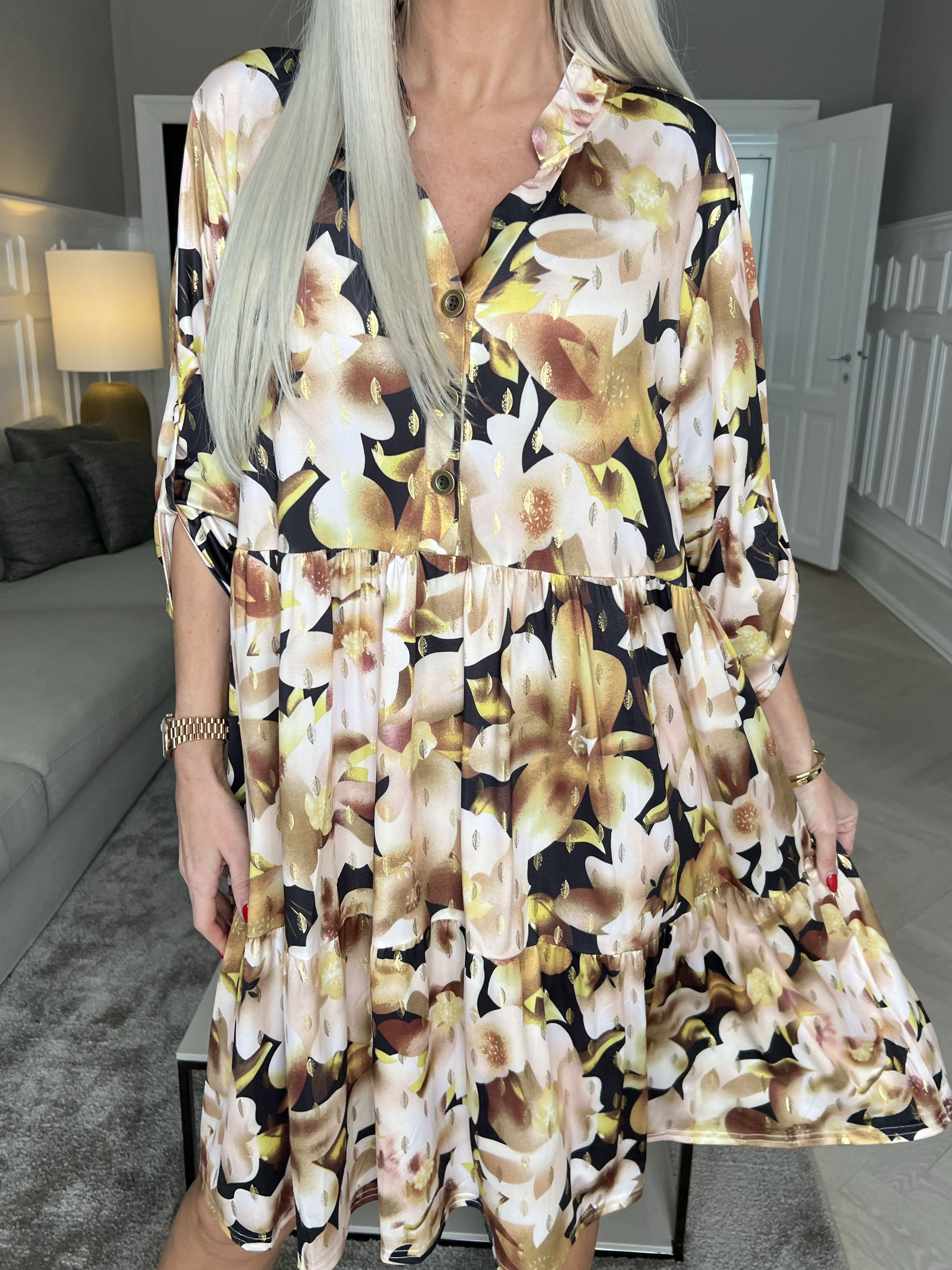 Milano Flower Midi - Kjole med blomsterprint og lag på lag look